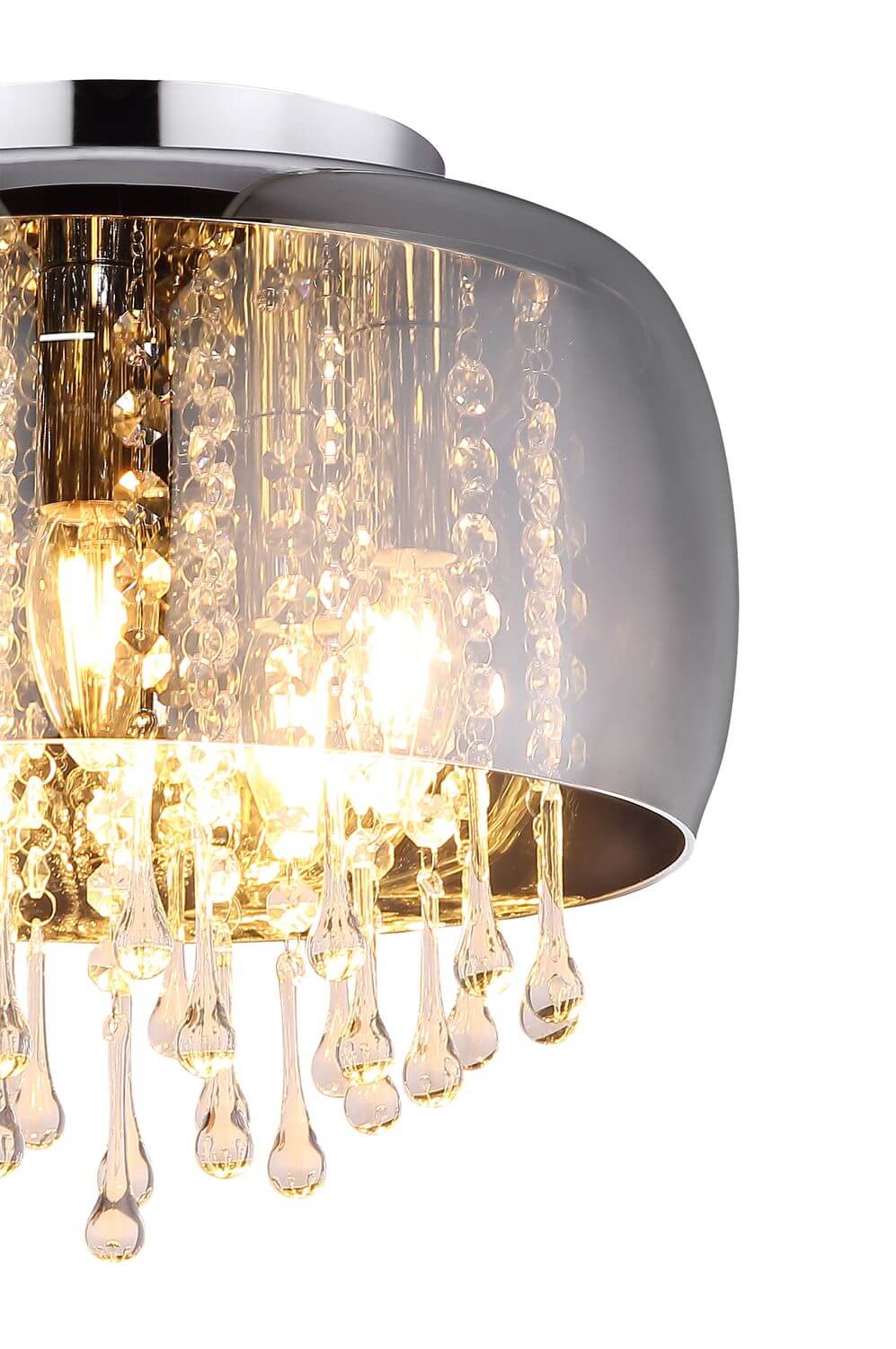 Détail rapproché des gouttes de cristal et de la finition chromée brillante
