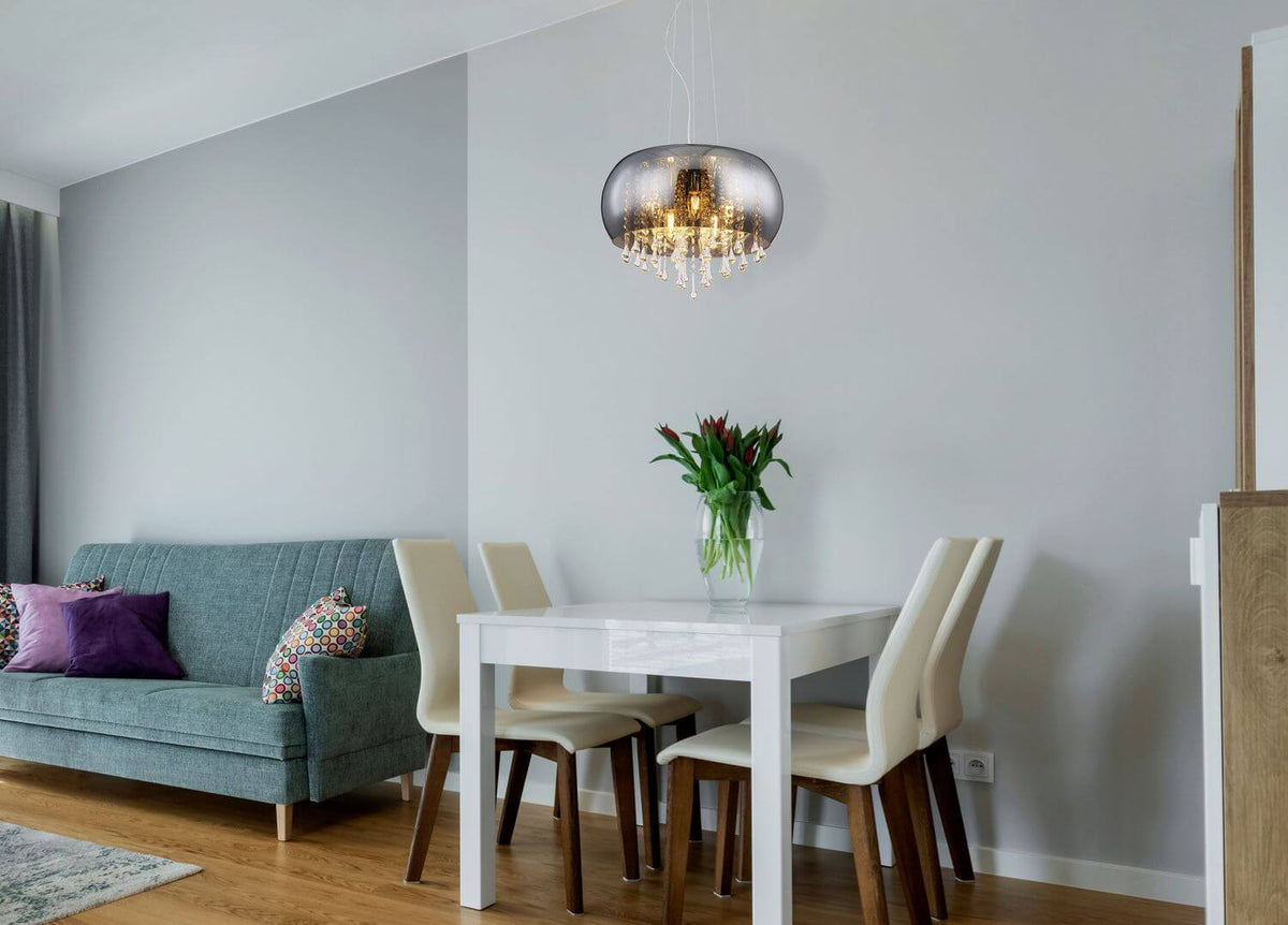 Mise en ambiance au-dessus d'une table de salle à manger blanche dans un intérieur contemporain