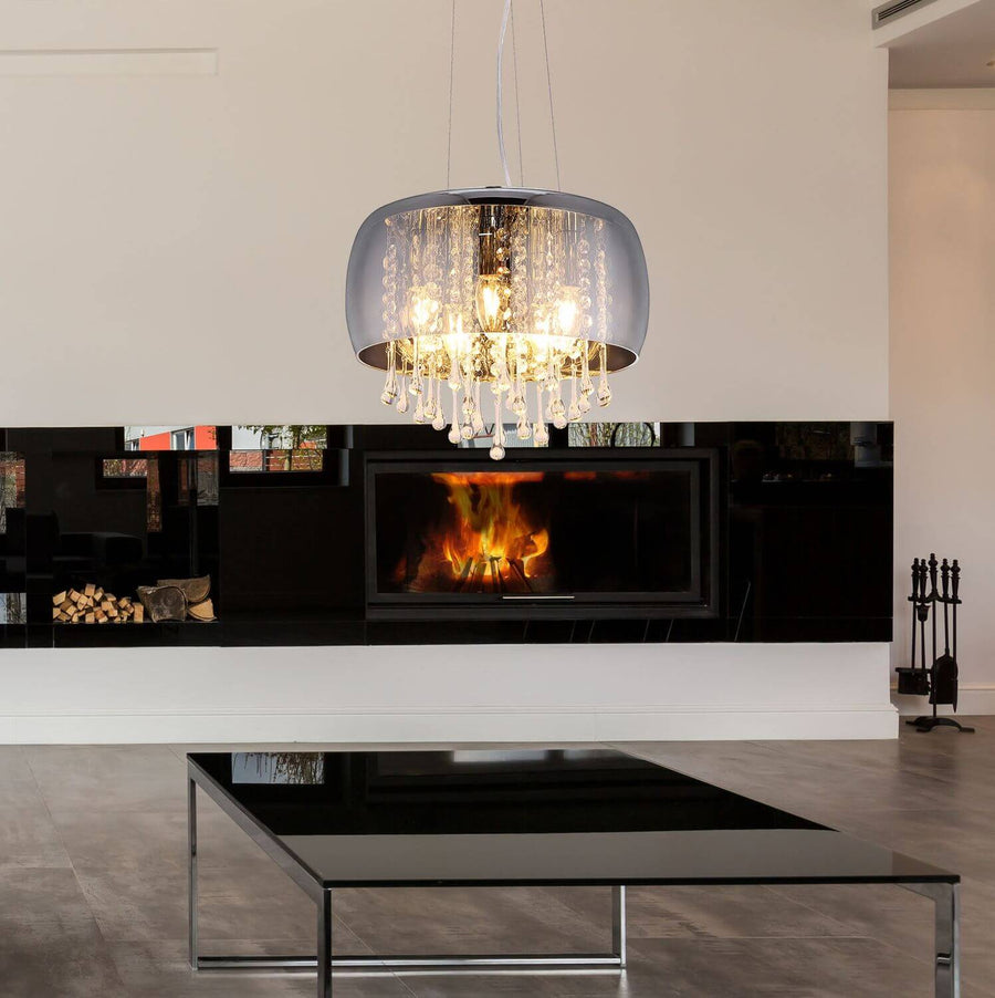 Luminaire suspendu au-dessus d'une table basse noire devant une cheminée moderne