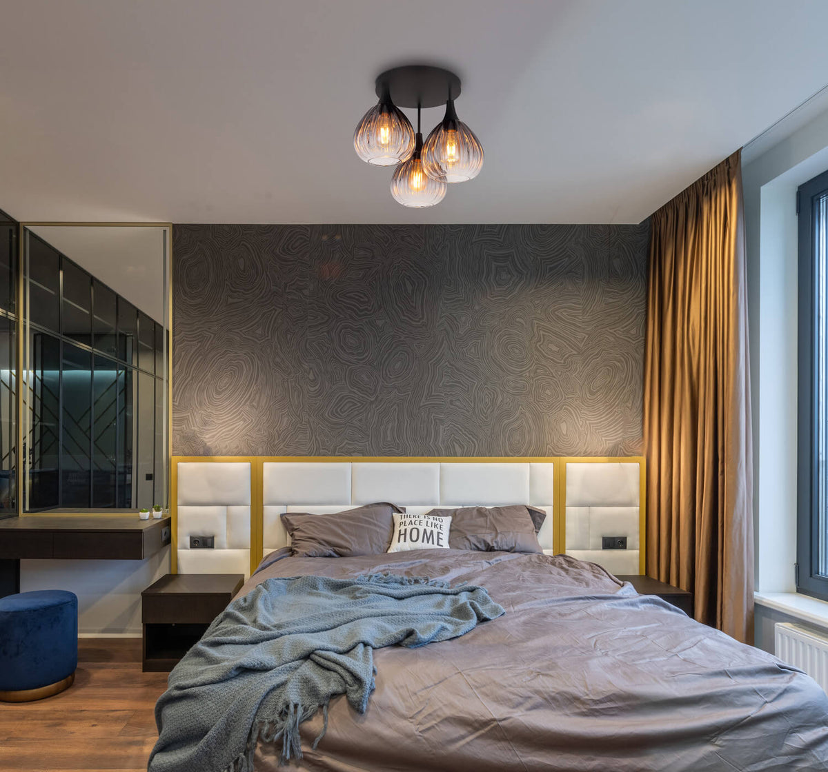 Mise en ambiance du plafonnier fixé au plafond d'une chambre, au-dessus du grand lit