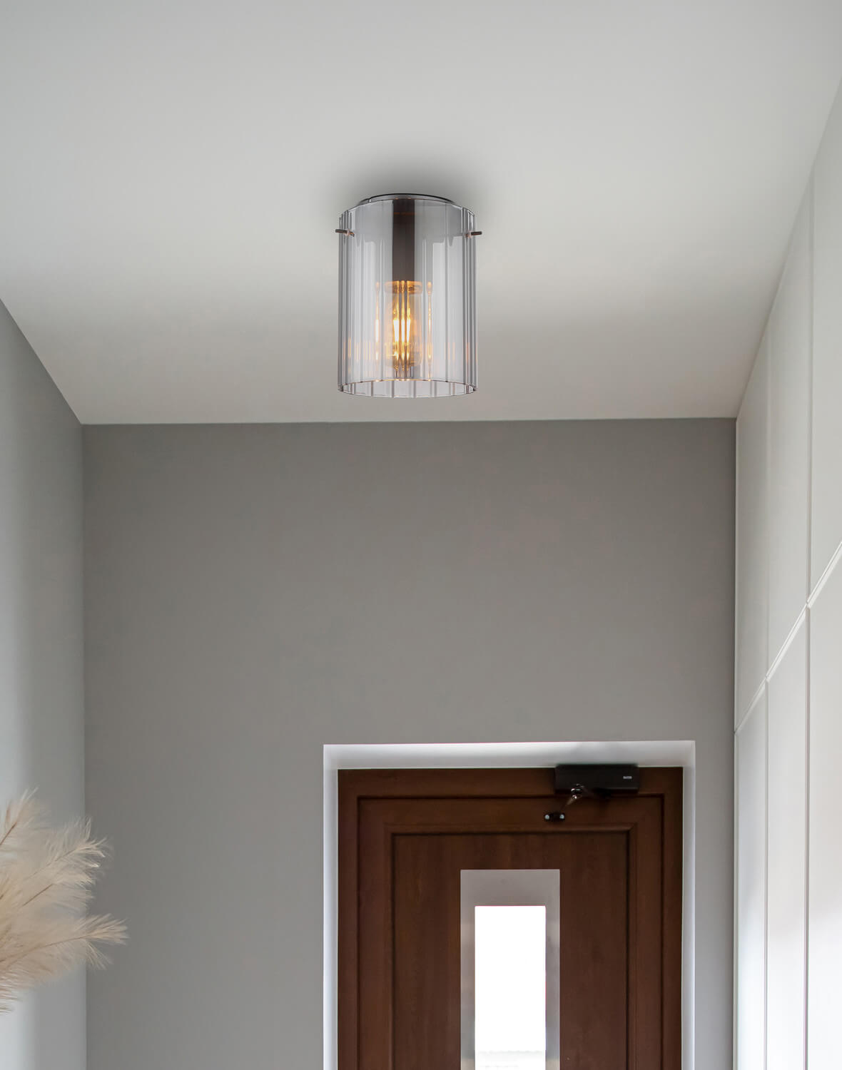 Mise en ambiance du plafonnier fixé au plafond dans une entrée grise