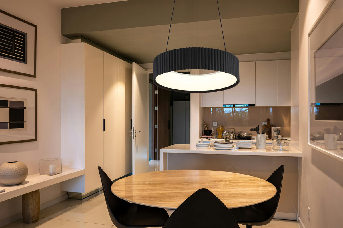 Mise en ambiance du luminaire suspendu au-dessus d'une table ronde de cuisine