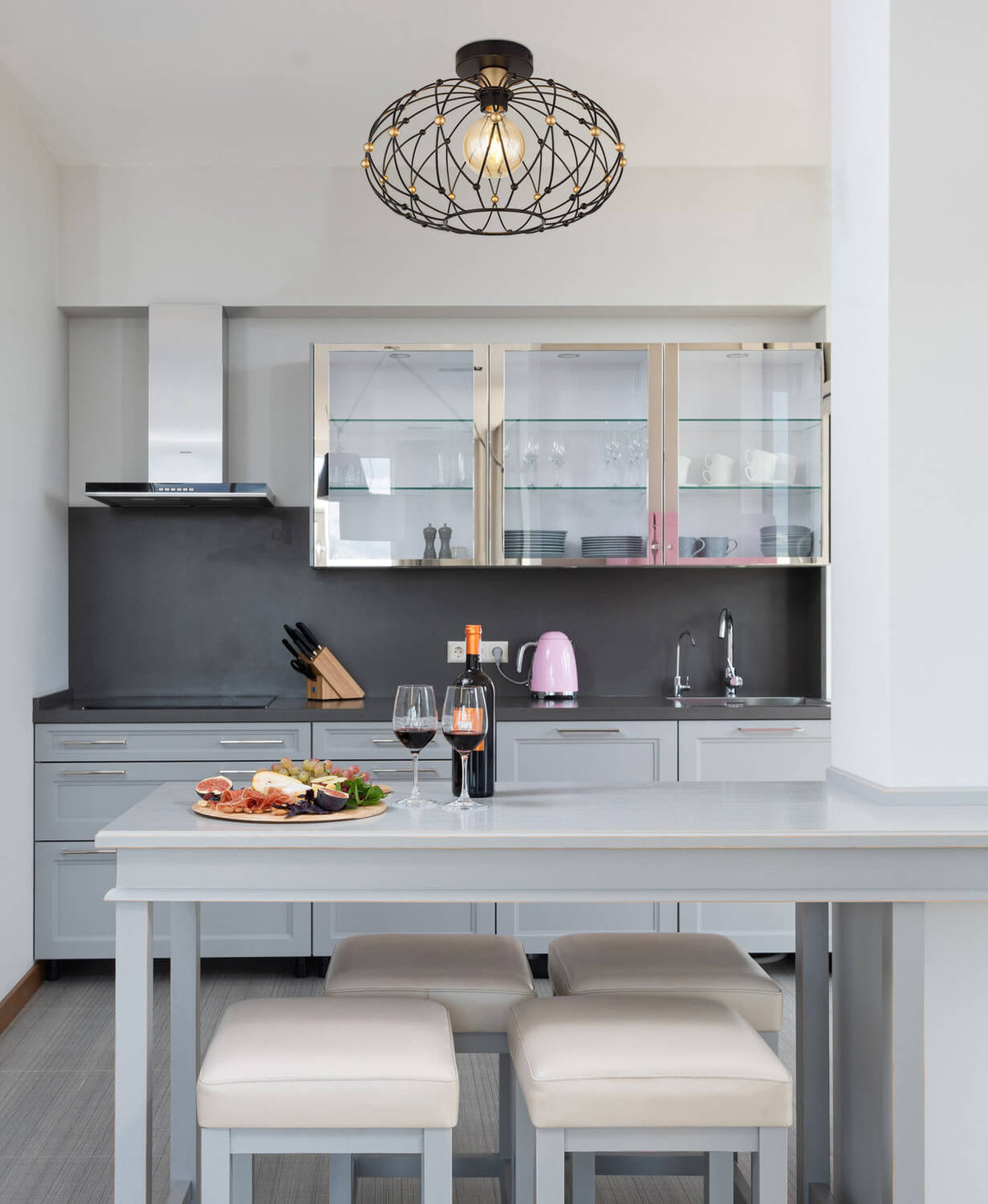 Mise en ambiance du plafonnier allumé au-dessus d'une table de cuisine moderne grise