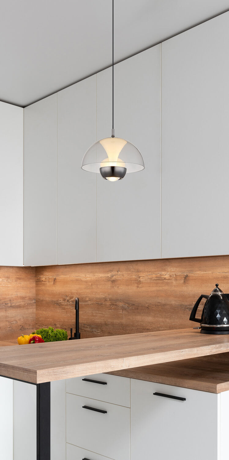 Mise en ambiance au-dessus d'un plan de travail de cuisine moderne et bois