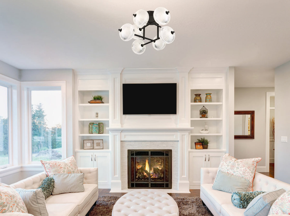 Mise en situation dans un salon blanc, luminaire monté au plafond au-dessus du foyer.