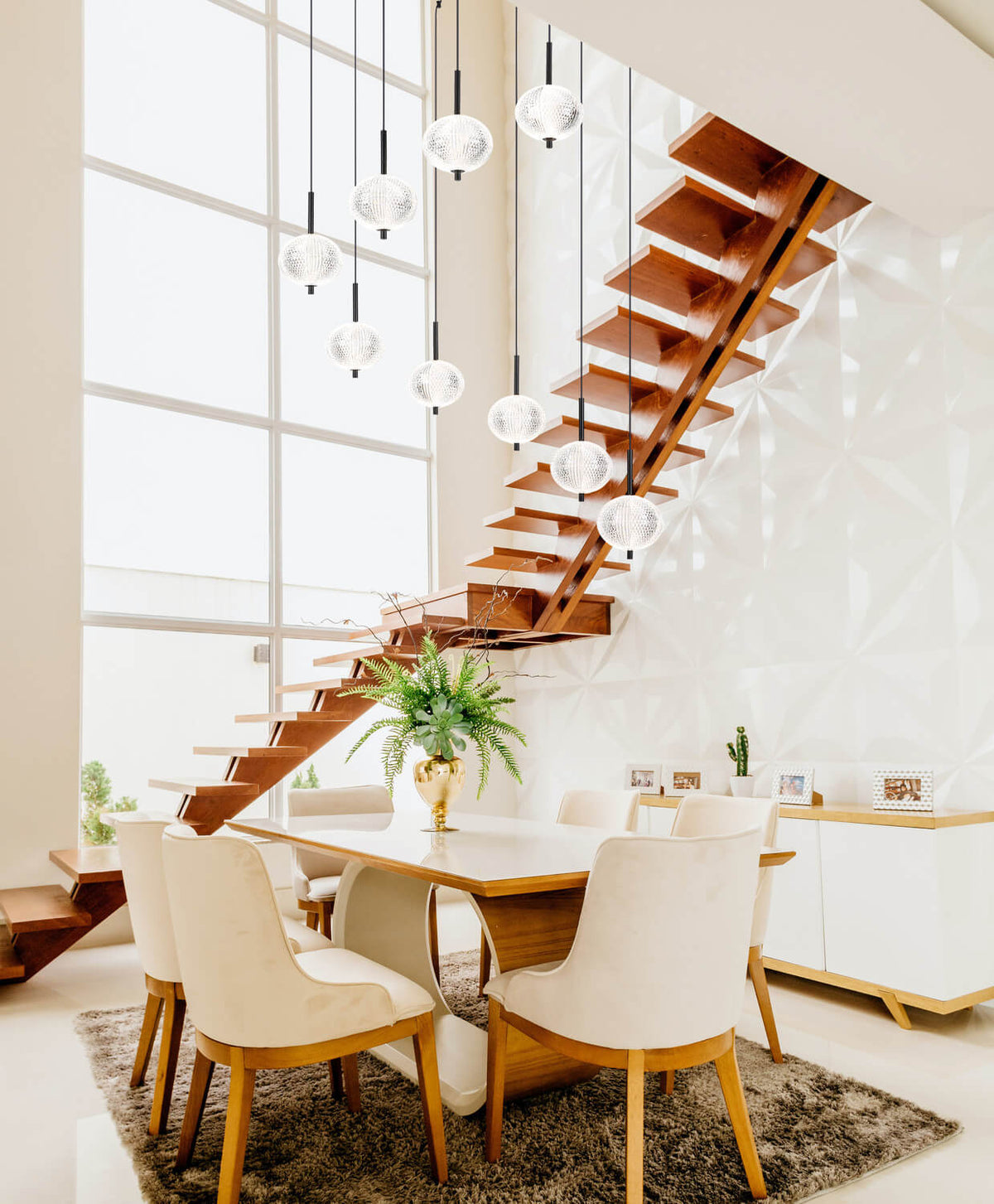 Mise en ambiance au-dessus d'une table à manger, près d'un escalier en bois