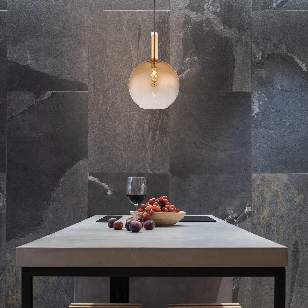 Mise en ambiance au-dessus d'une table devant un mur ardoise