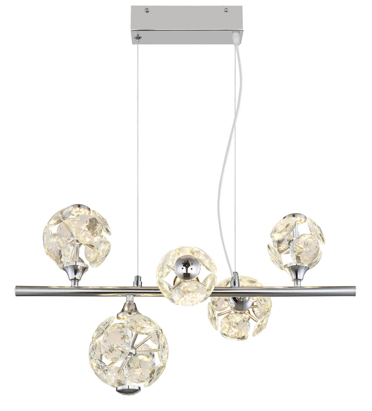 Vue de trois quarts du luminaire chromé, cinq globes en cristal allumés, fond blanc.