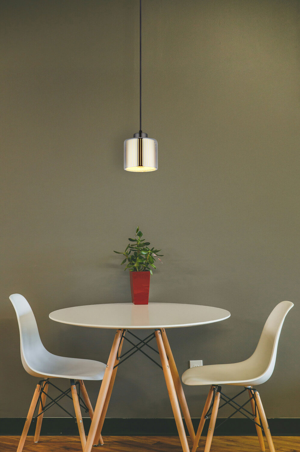 Mise en ambiance au-dessus d'une table ronde blanche dans une pièce