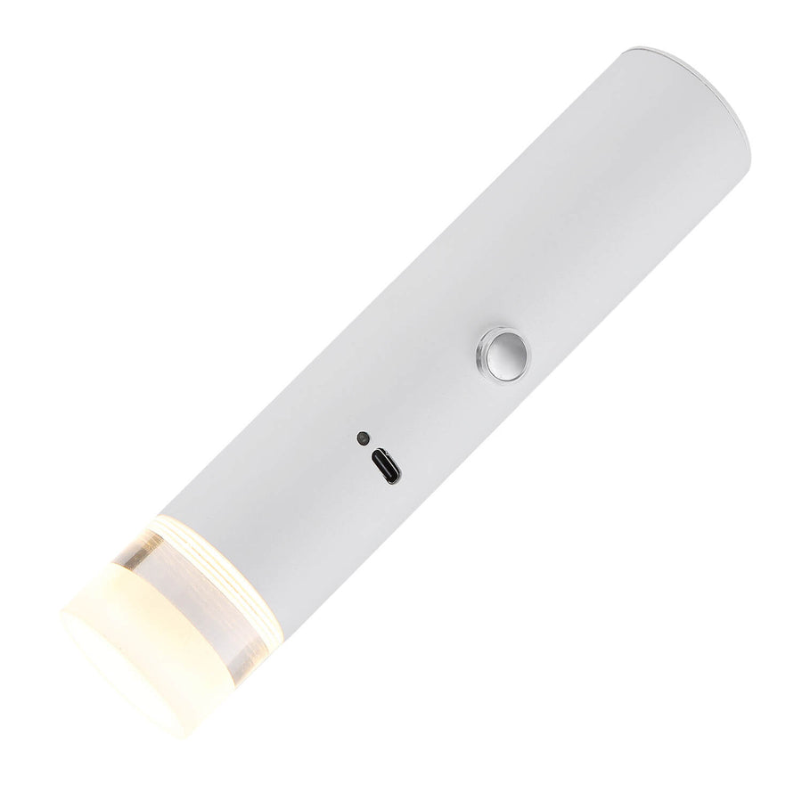 Gros plan du cylindre blanc mat, bouton et port USB-C, lumière allumée en bas.