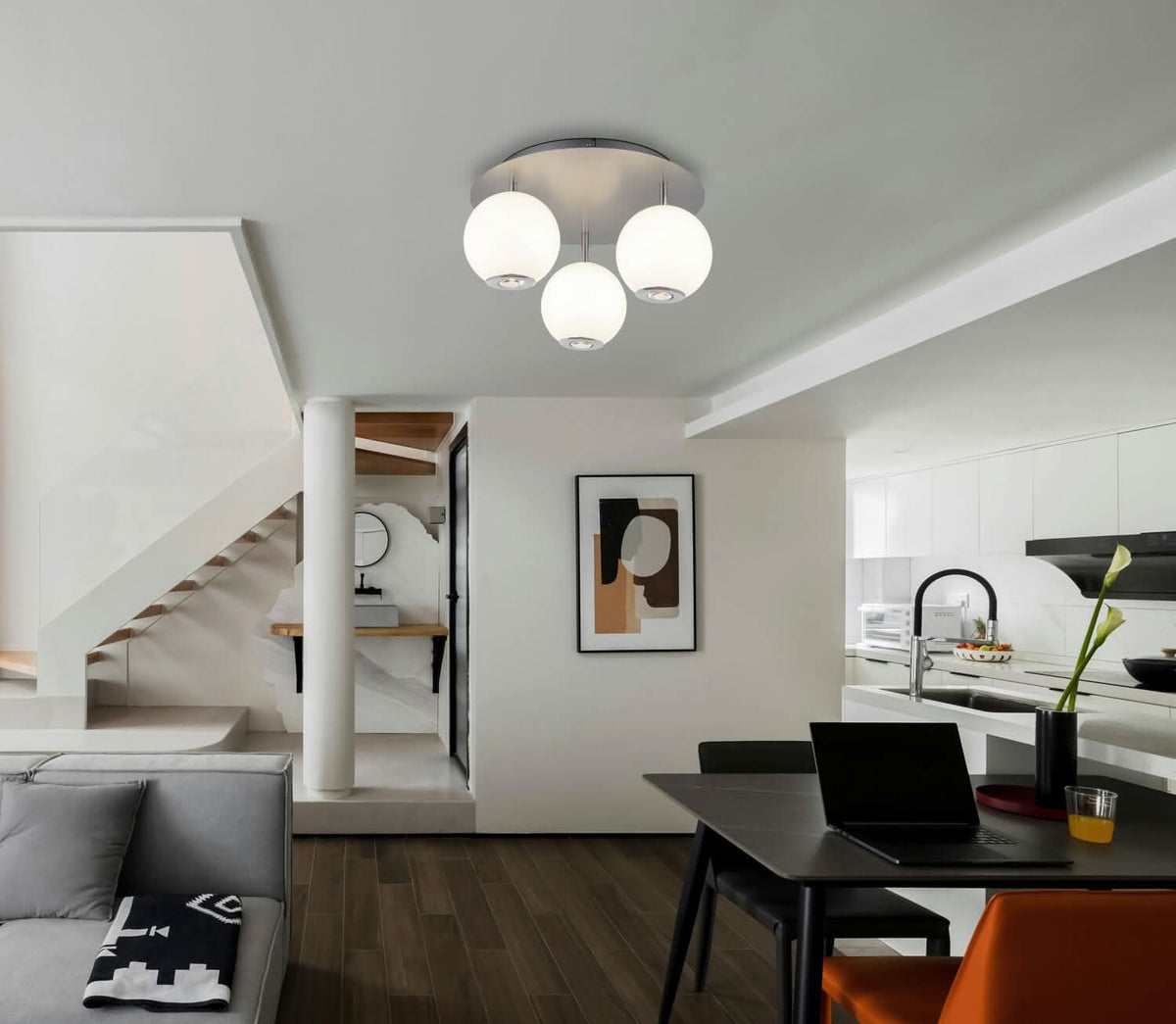 Mise en ambiance du plafonnier allumé au-dessus d'une table dans un intérieur moderne