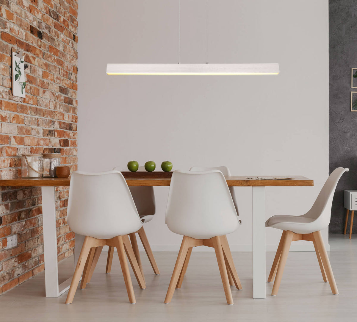 Mise en ambiance au-dessus d'une table de salle à manger en bois