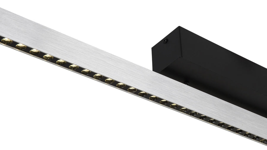 Détail rapproché des modules LED dorés et du pavillon de plafond noir