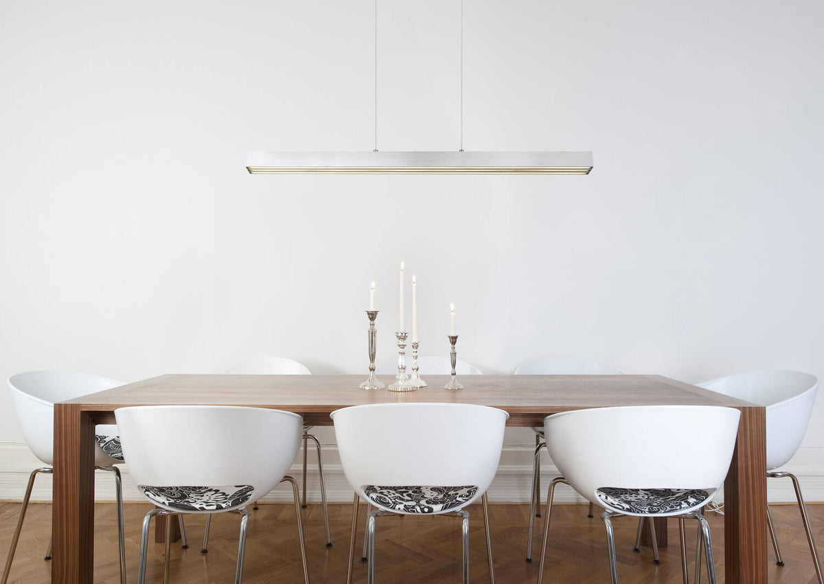 Mise en ambiance au-dessus d'une table à manger en bois dans une pièce claire