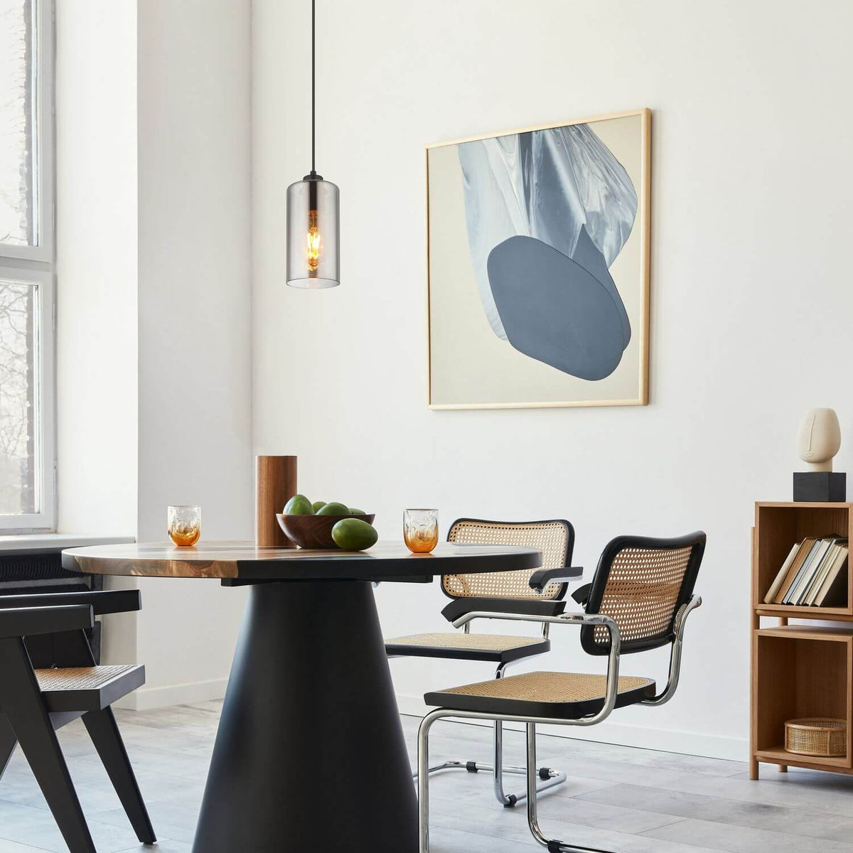 Mise en ambiance au-dessus d'une table dans une salle à manger contemporaine.