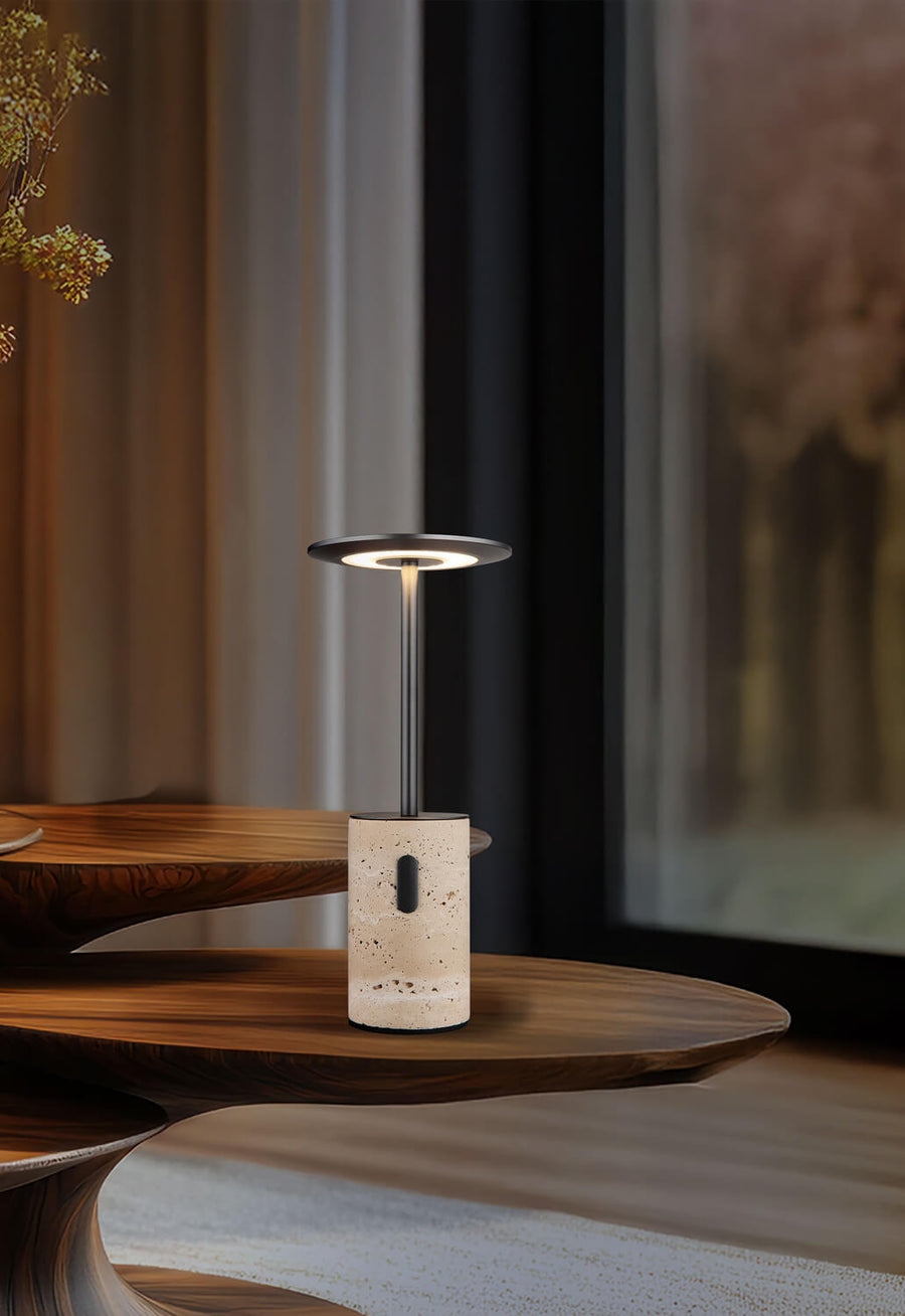 Lampe allumée posée sur une table en bois, dans un intérieur contemporain chaleureux.