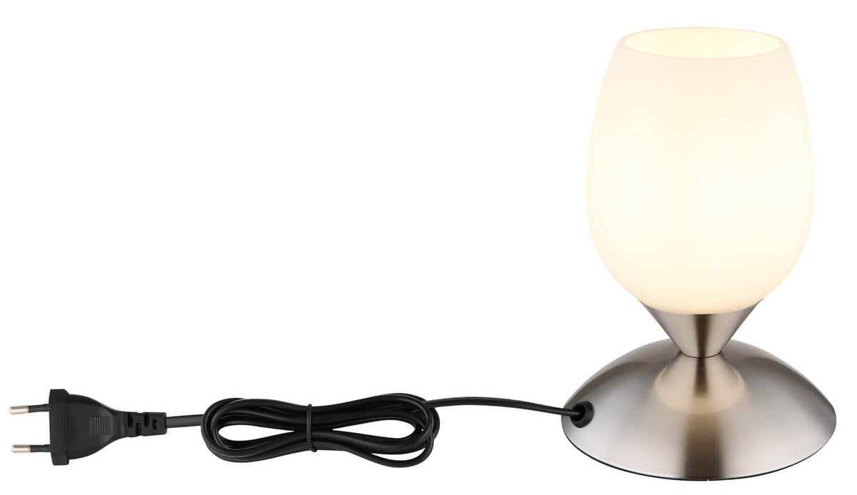 Vue du cordon d'alimentation noir avec fiche, enroulé près de la lampe.