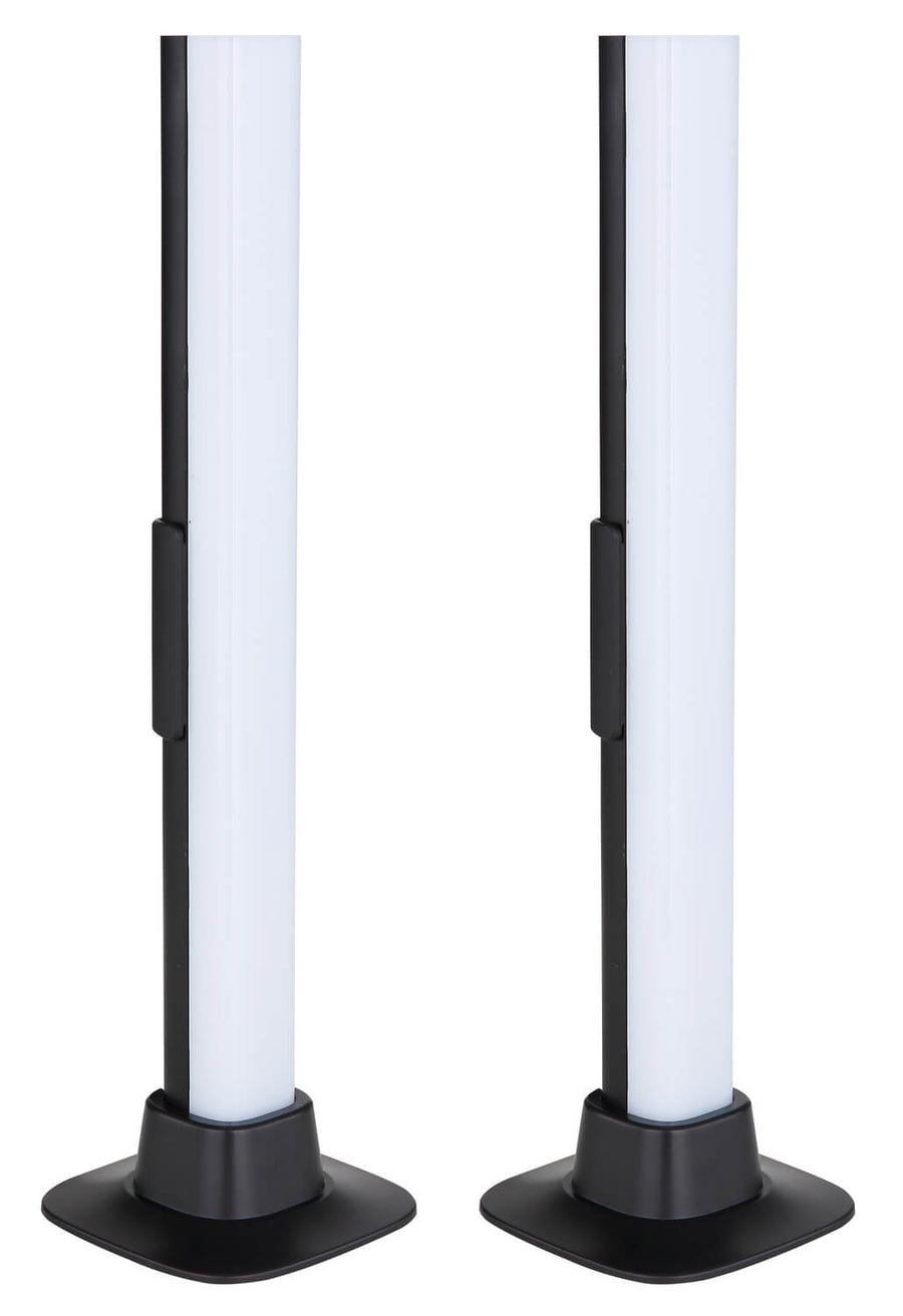 Les deux lampes éteintes, tubes blancs opaques et socles noirs, alignées sur fond blanc.