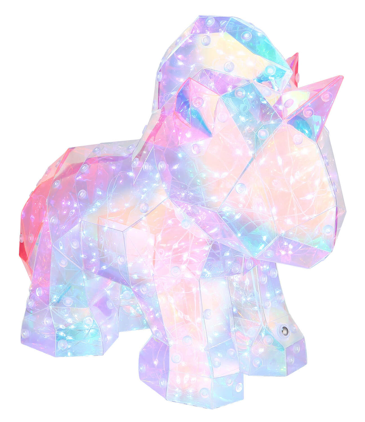 Gros plan sur la licorne allumée, facettes irisées et guirlande LED.
