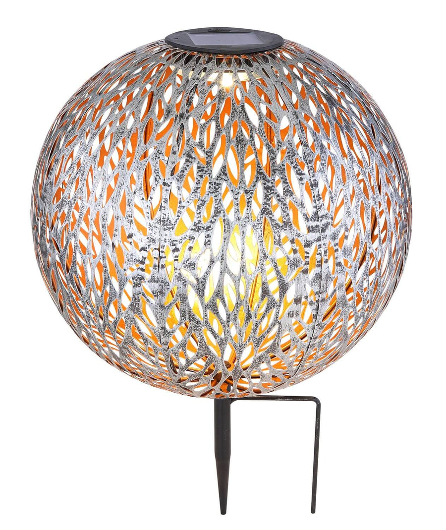 Luminaire sphérique argenté ajouré, vue de face sur fond blanc avec piquet noir.