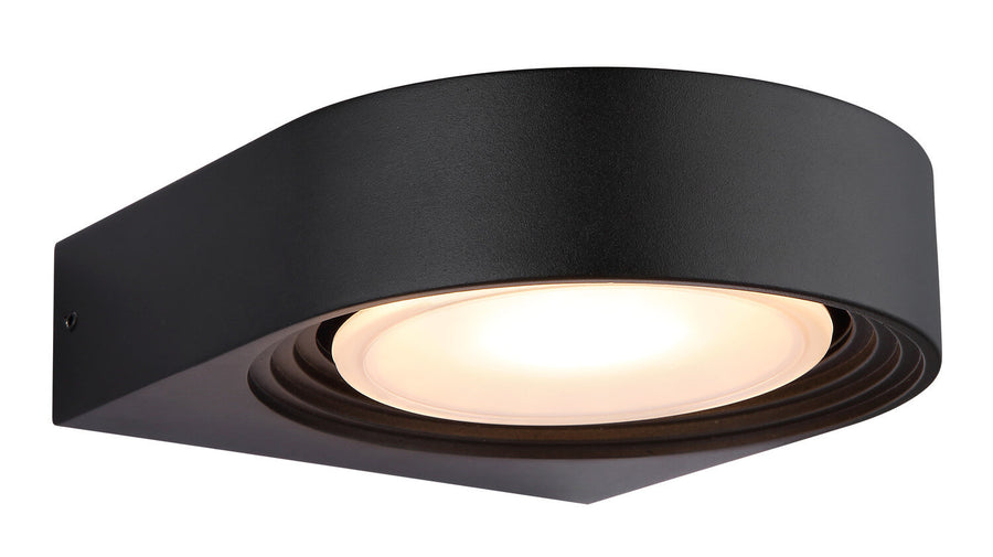 Luminaire mural extérieur noir mat, capot incurvé et verre dépoli allumé.