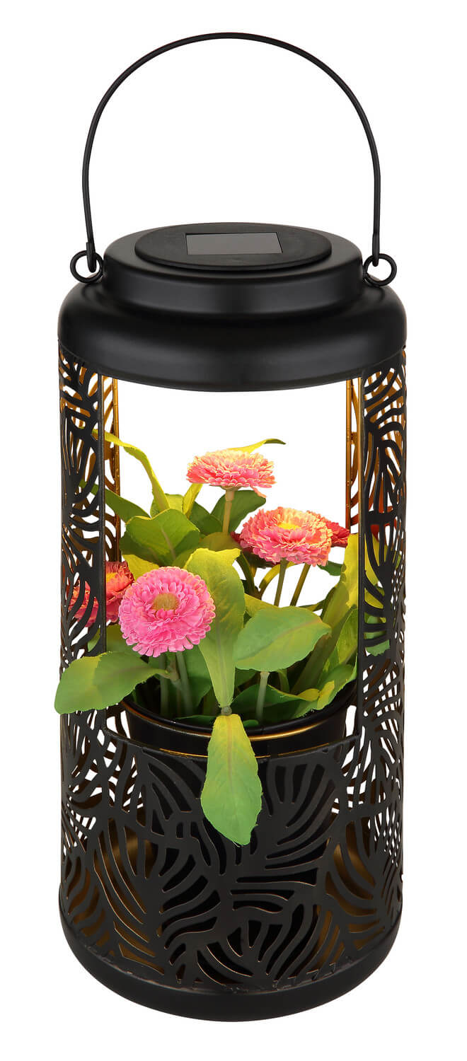 Mise en ambiance : lanterne garnie d'un pot de fleurs roses factices