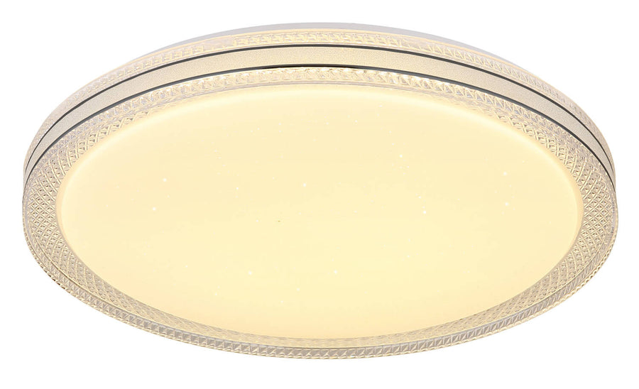 Gros plan incliné sur le plafonnier, contour gravé et lumière chaude.