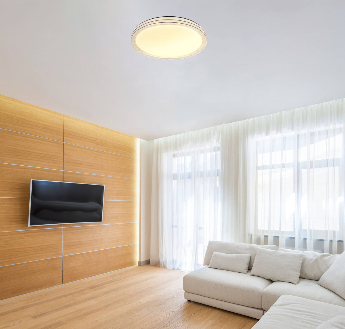 Mise en ambiance du plafonnier blanc installé au plafond d'un salon moderne.