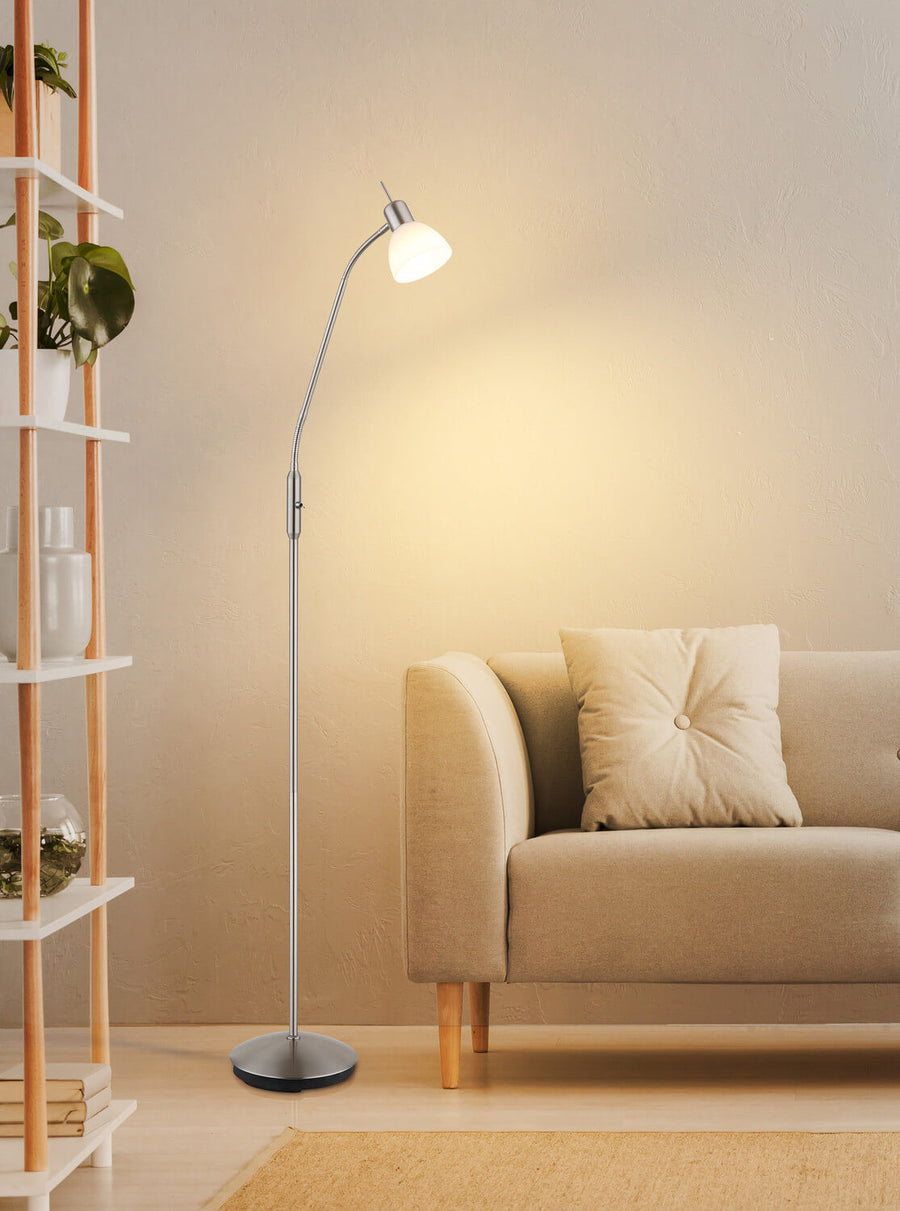 Ambiance salon : halo lumineux diffusé sur le mur derrière le lampadaire et le canapé