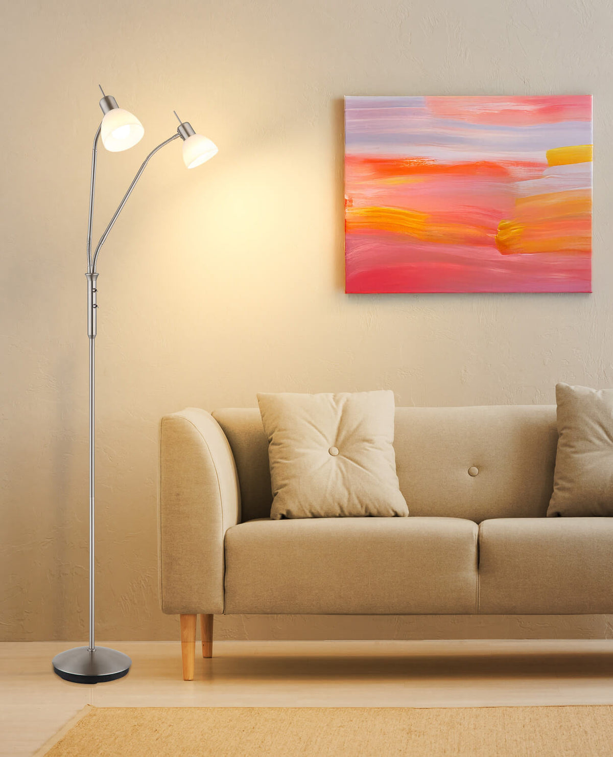 Mise en ambiance dans un salon, lampadaire allumé près d'un canapé beige et tableau coloré.