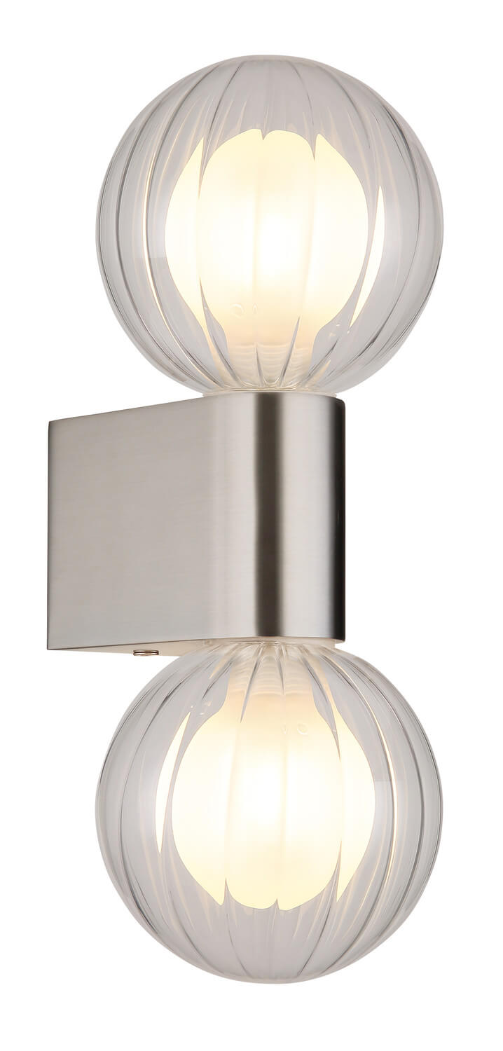 Gros plan sur la sphère supérieure en verre strié et la base cylindrique en aluminium.