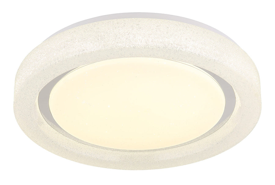 Vue rapprochée du plafonnier allumé diffusant une lumière chaude et enveloppante.