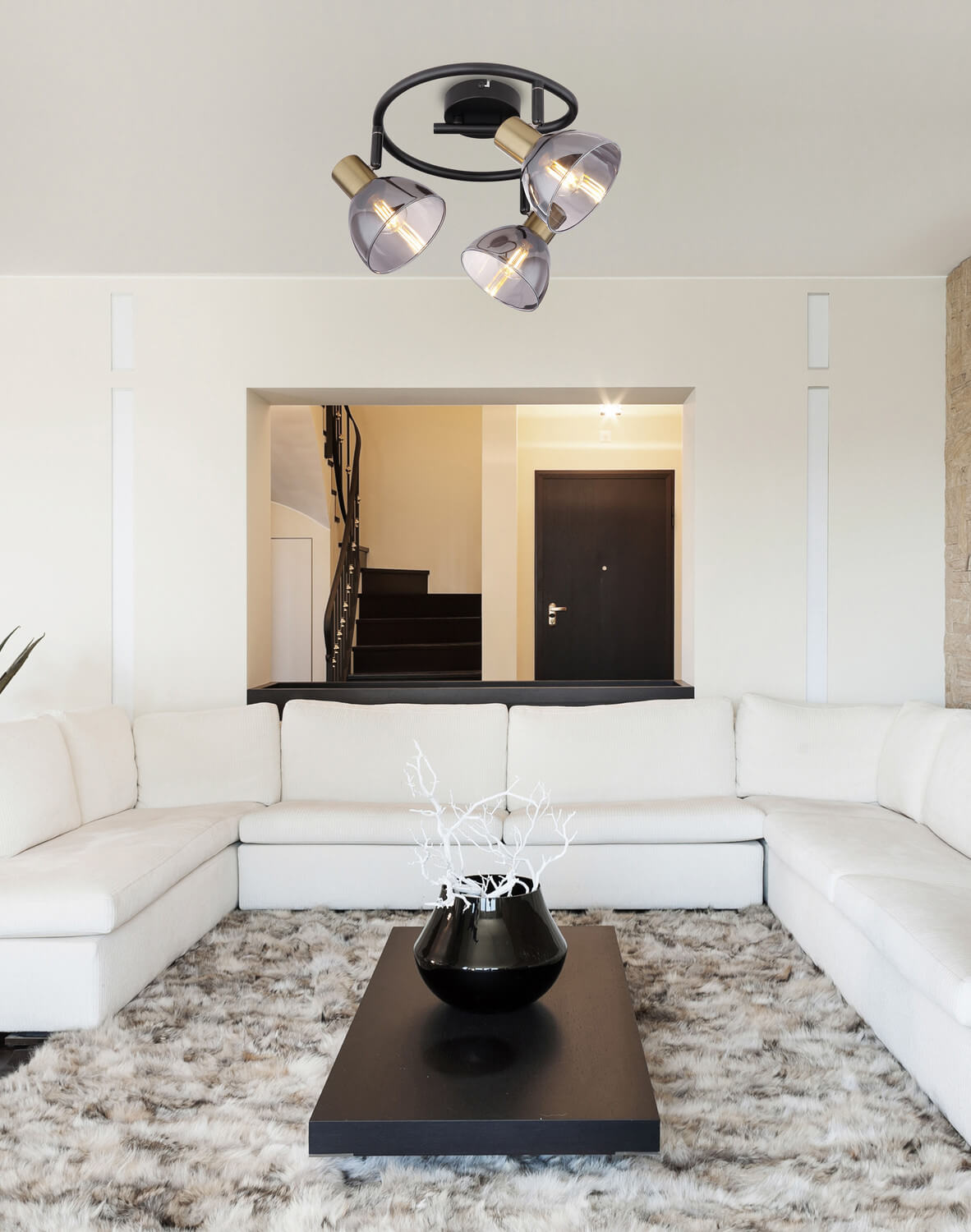 Mise en ambiance salon blanc, plafonnier fixé au plafond au-dessus d'une table basse
