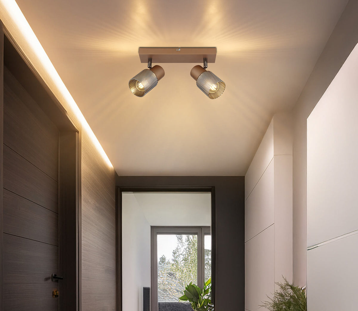 Mise en ambiance : luminaire fixé au plafond d'un couloir, éclairage chaud