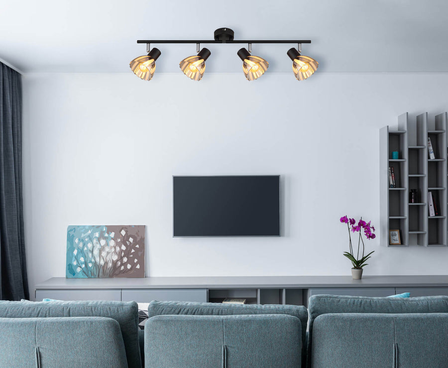 Mise en situation dans un salon, spot plafond allumé au-dessus du meuble TV