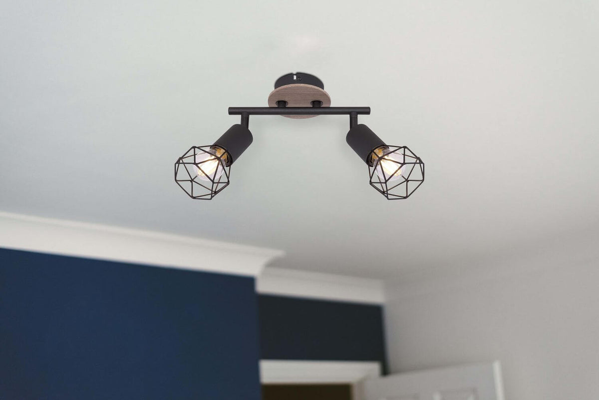 Mise en ambiance au plafond dans une pièce avec mur bleu et moulure blanche.