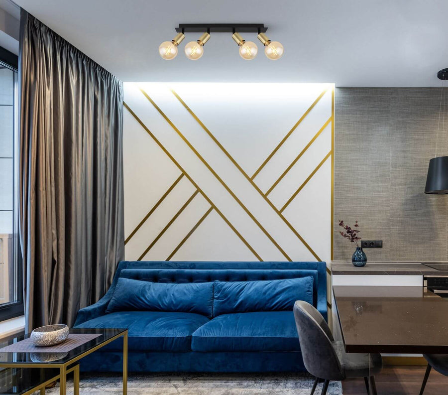 Mise en situation salon moderne avec canapé bleu, plafonnier allumé et décoration murale dorée