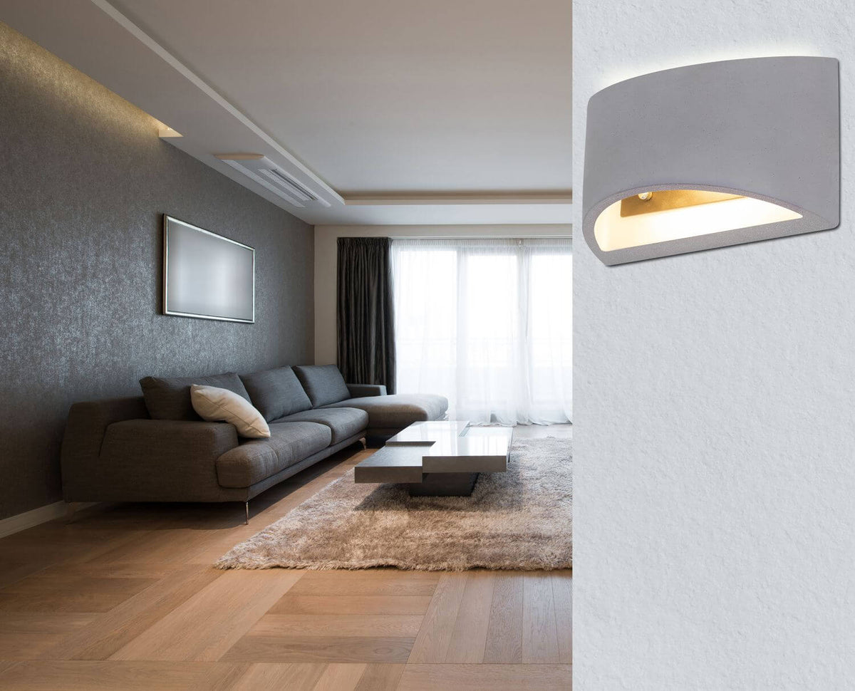 Mise en ambiance de l'applique allumée dans un salon moderne gris