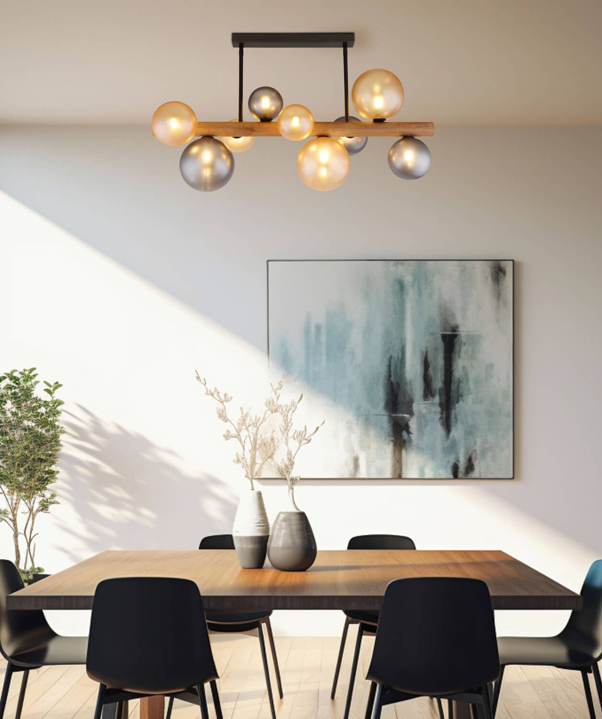 Mise en ambiance du plafonnier au-dessus d'une table à manger en bois
