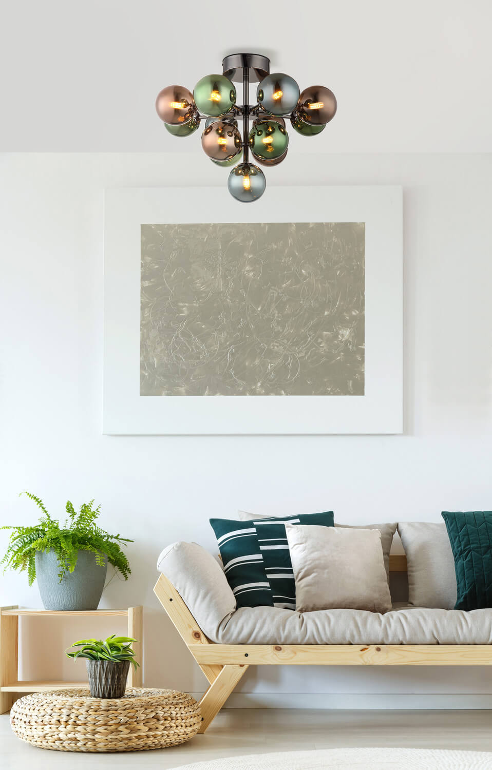 Mise en ambiance du plafonnier fixé au plafond dans un salon clair avec canapé