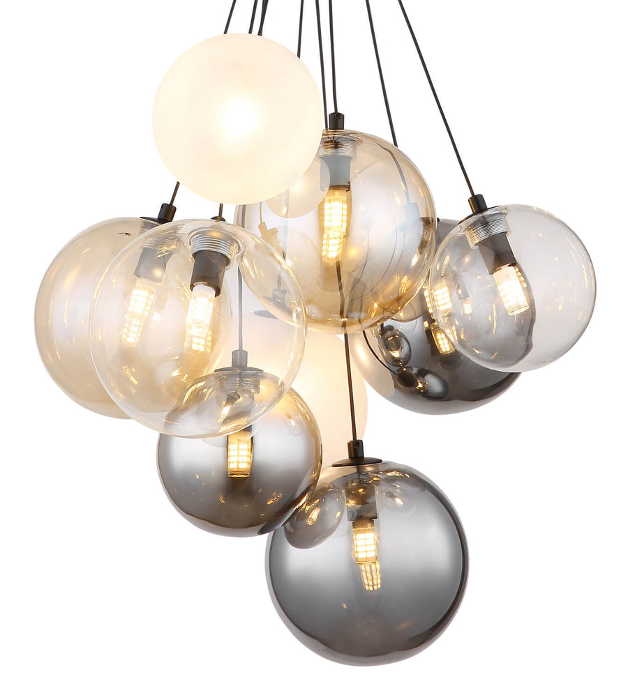 Gros plan sur les globes de verre et leurs ampoules LED filament allumées