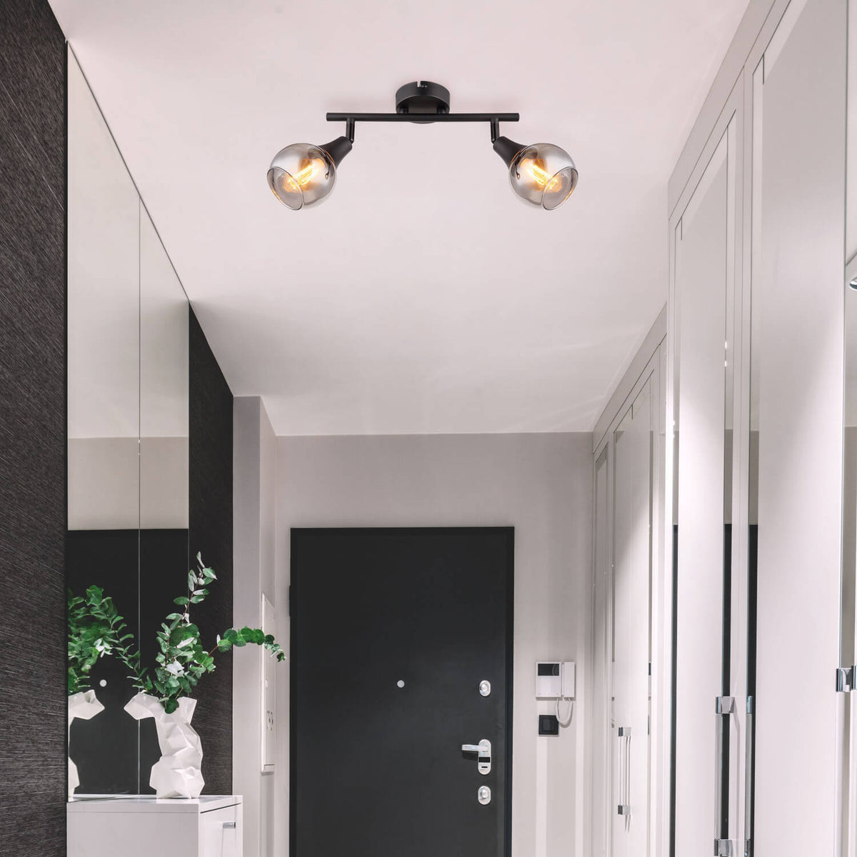 Spot double noir mat installé au plafond dans une entrée moderne