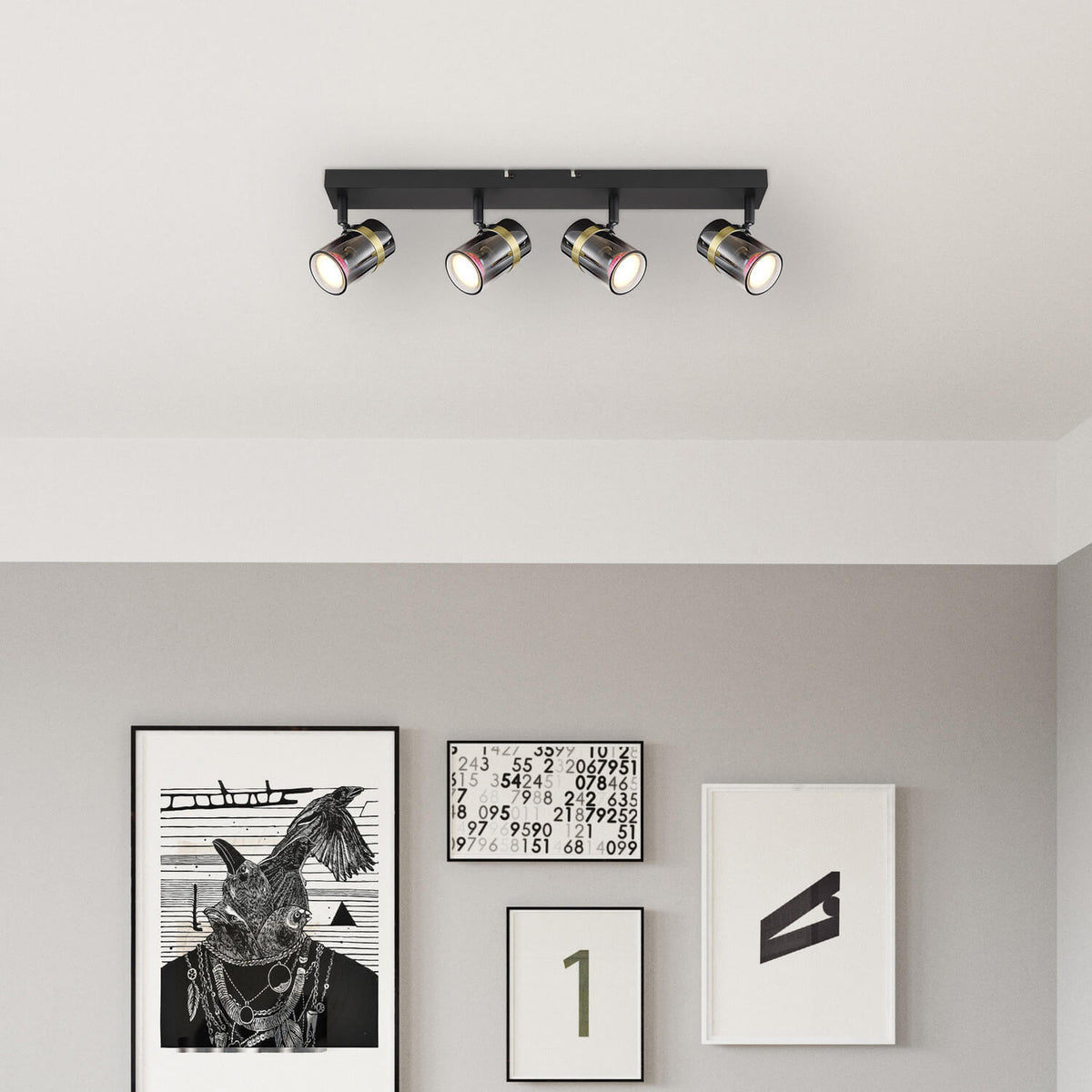 Mise en ambiance du luminaire fixé au plafond, éclairant une pièce avec cadres muraux.
