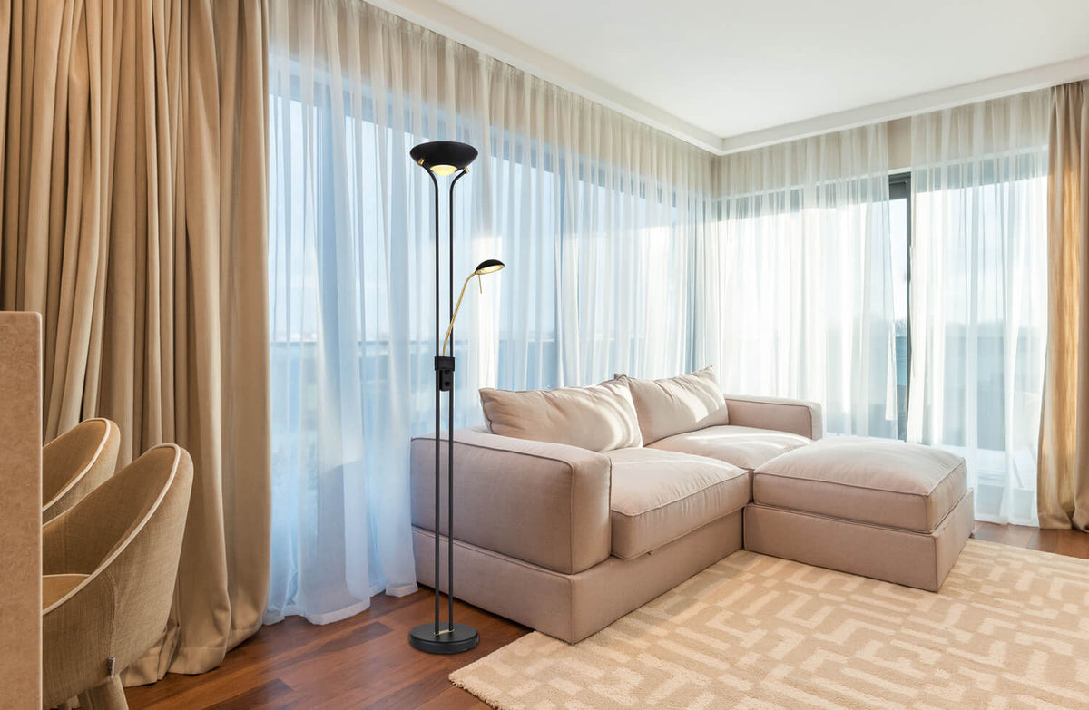 Mise en ambiance du lampadaire dans un salon aux rideaux beiges et parquet