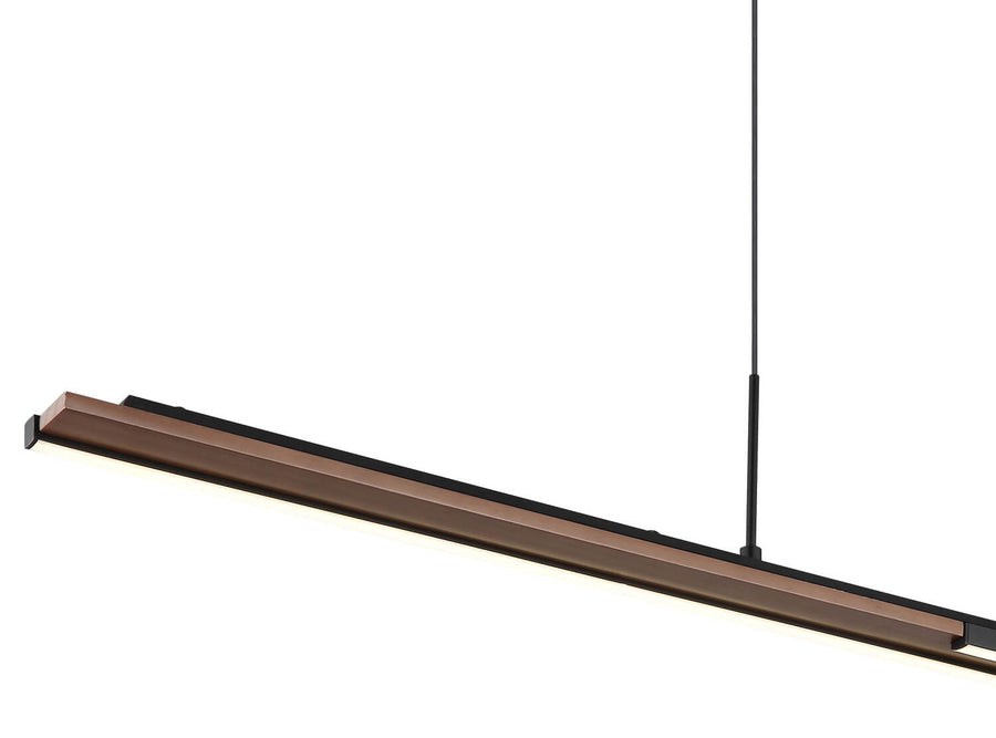 Détail rapproché du bandeau bois et de la ligne LED allumée sous le profil.