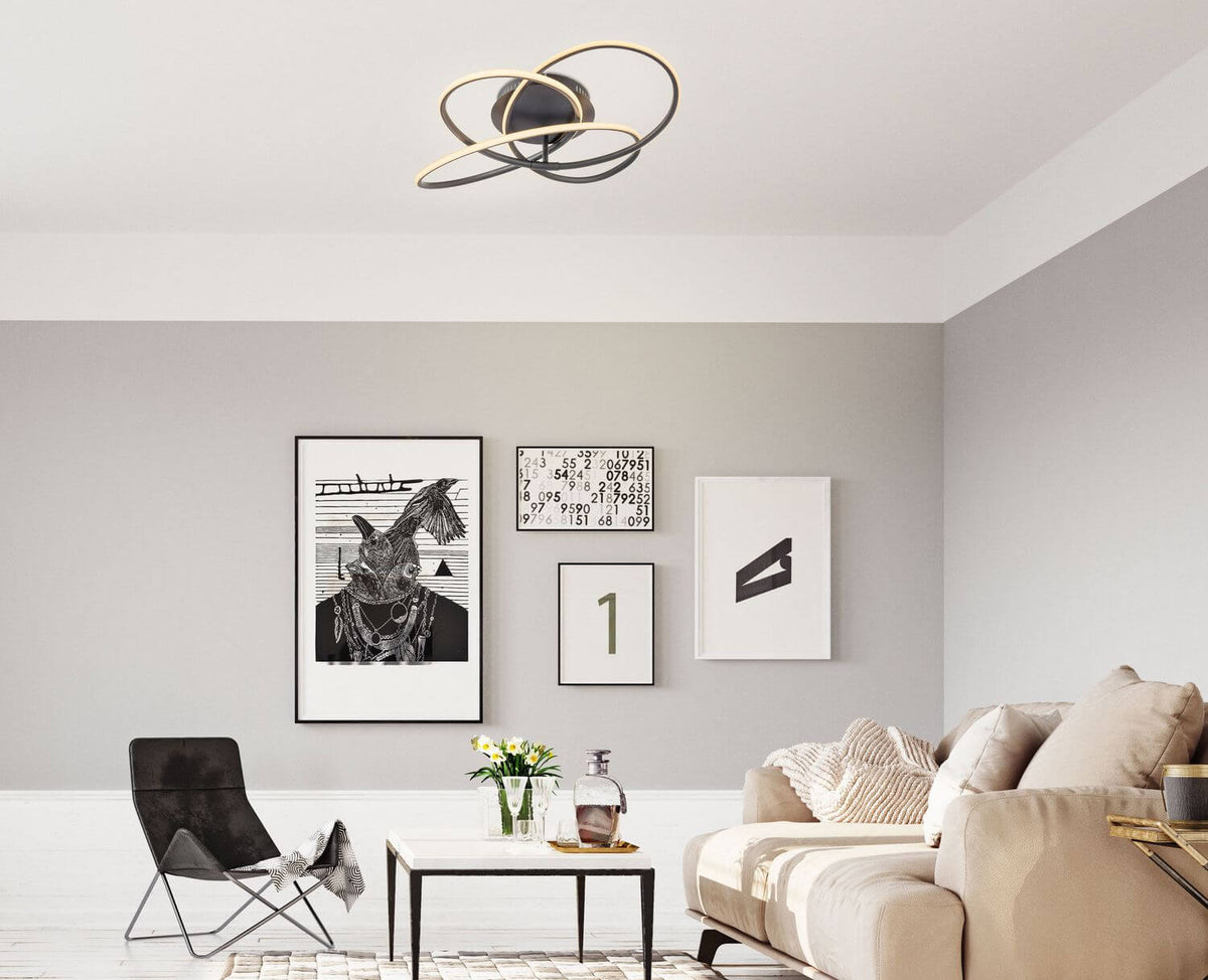Mise en ambiance du plafonnier fixé au plafond d'un salon clair