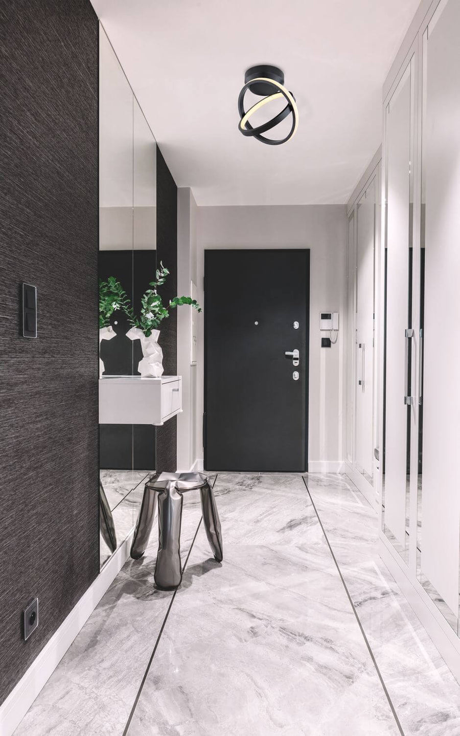 Vue en situation du plafonnier allumé dans une entrée au couloir moderne