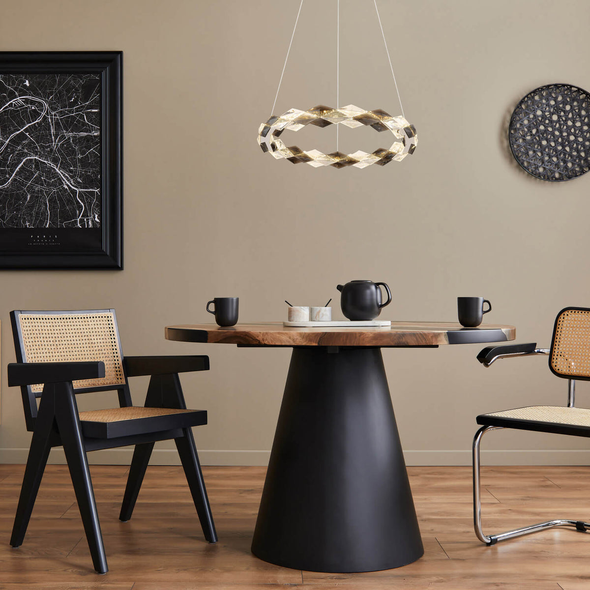 Mise en ambiance du luminaire au-dessus d'une table à manger en bois et rotin