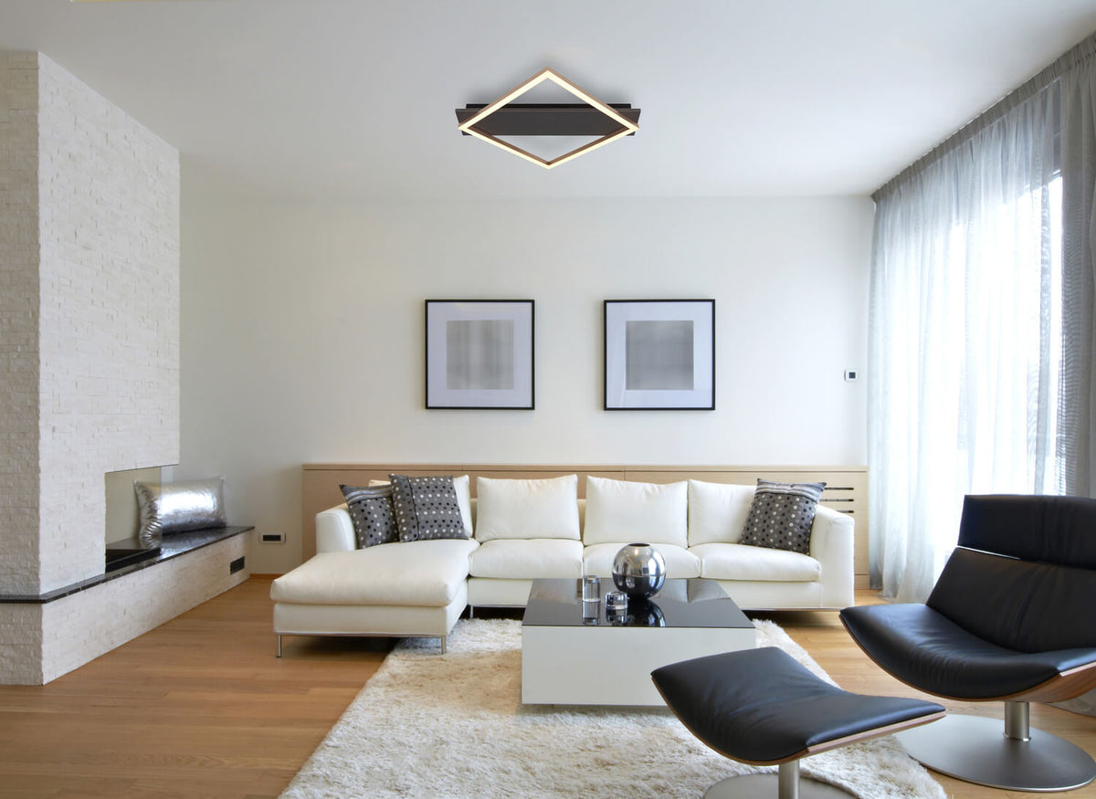 Mise en ambiance dans un salon moderne : plafonnier noir allumé au plafond.