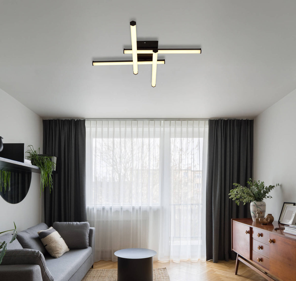 Mise en ambiance du plafonnier allumé au plafond d'un salon moderne